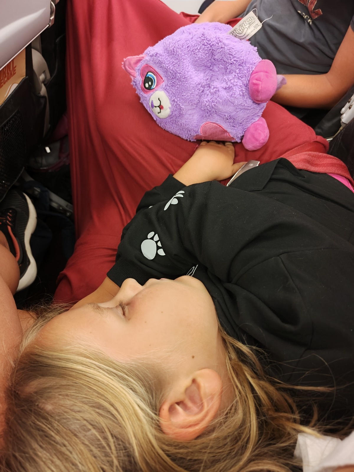 Otrok spi na letalu.