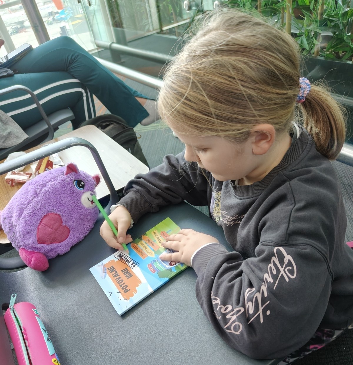 Deklica barva pobarvanko na letališču.