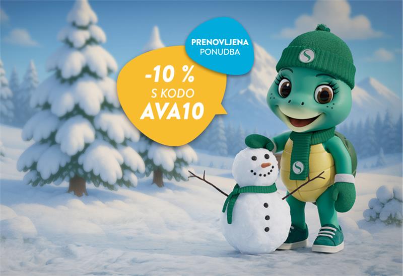 Zelena želiva Ava stoji ob snežaku sredi bele zimske pokrajine.