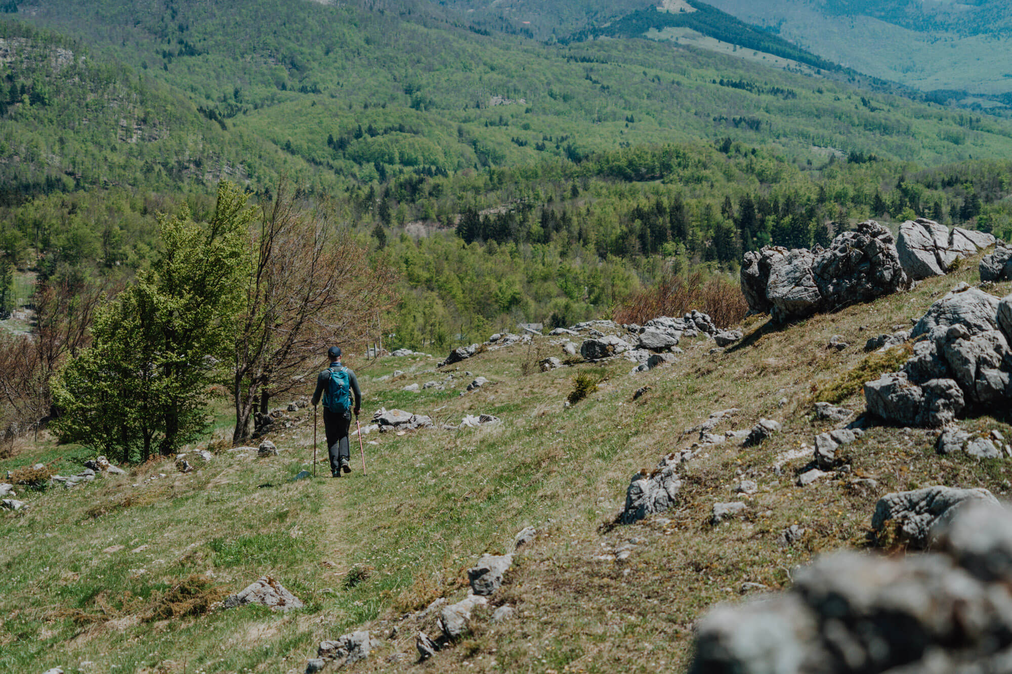 Pohodnik hodi navzdol po hribu