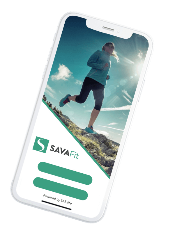 Telefon z aplikacijo SavaFit na kateri se vidi žensko, ki teče po hribu