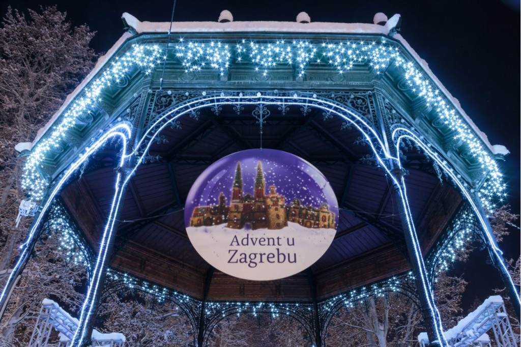 Znak za Advent v Zagrebu obešen pod praznično okrašenem paviljonu.