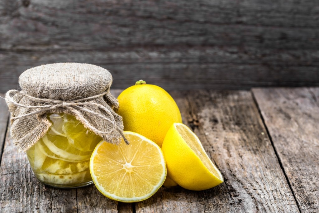 Lonček z rezinami limone