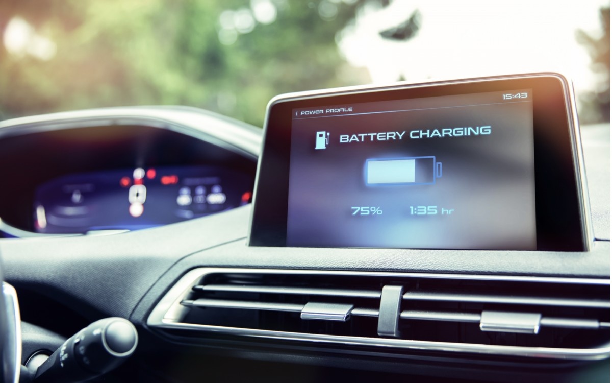 Ekran v avtu z napisom za polnjenje baterije.