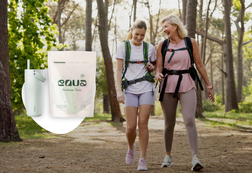 Hčerka in mama hodita po gozdu za izziv z Equa nagradnimi igrami