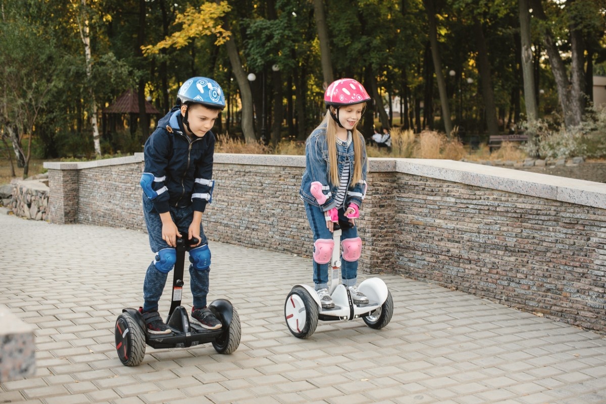 Dva otroka na hoverboardih