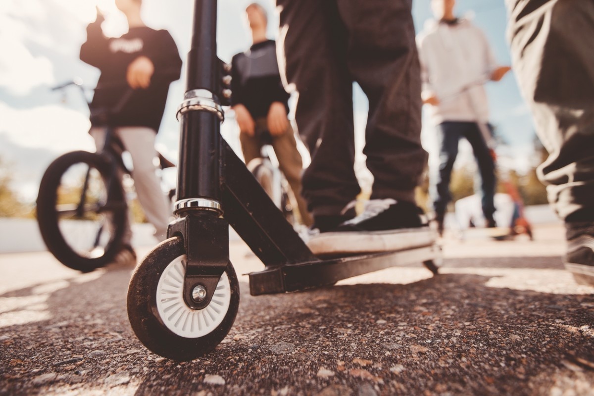 Najstniki na skirojih in kolesih.