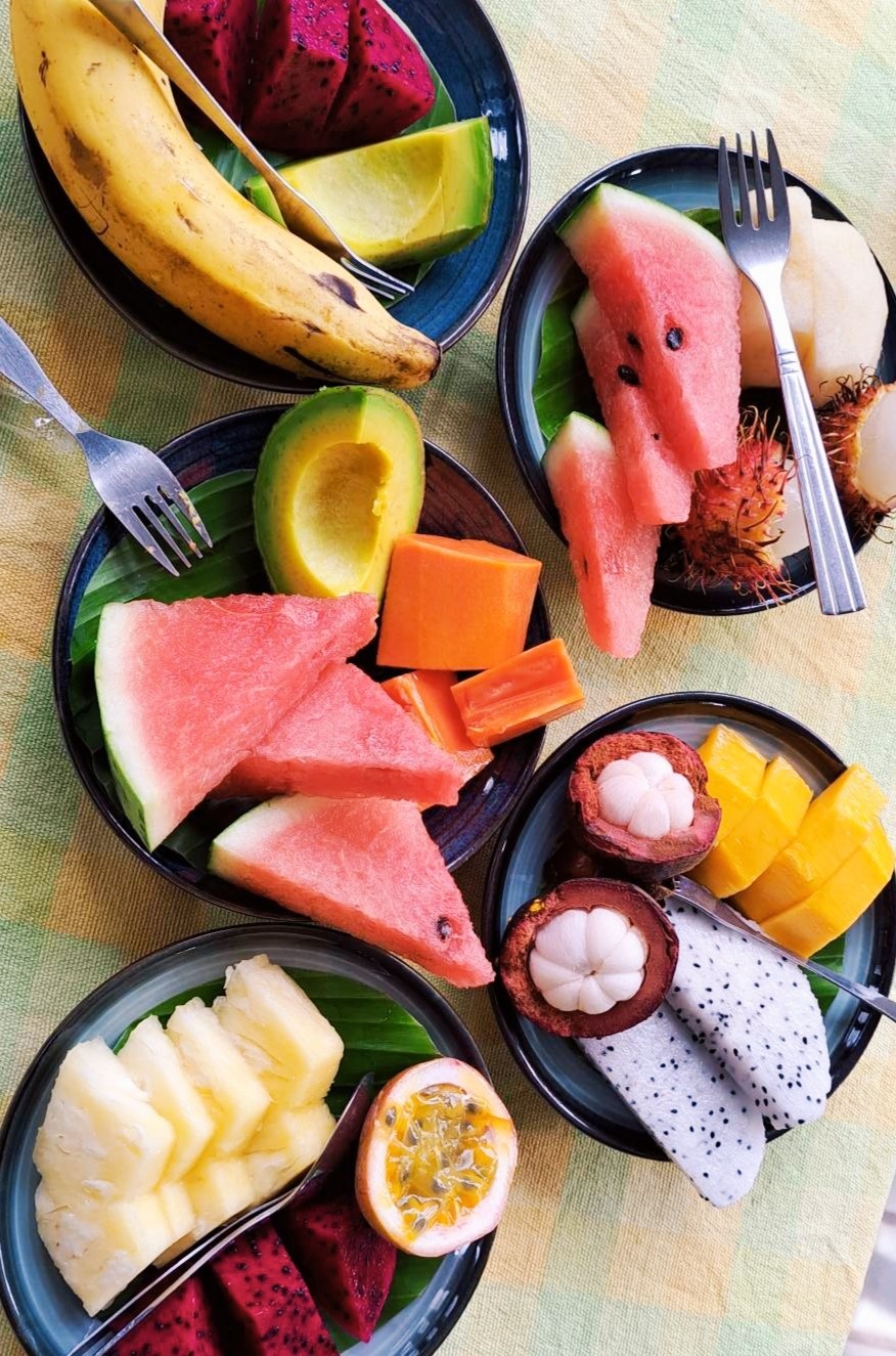 Pet skled polnih različnega barvitega tropskega sadja