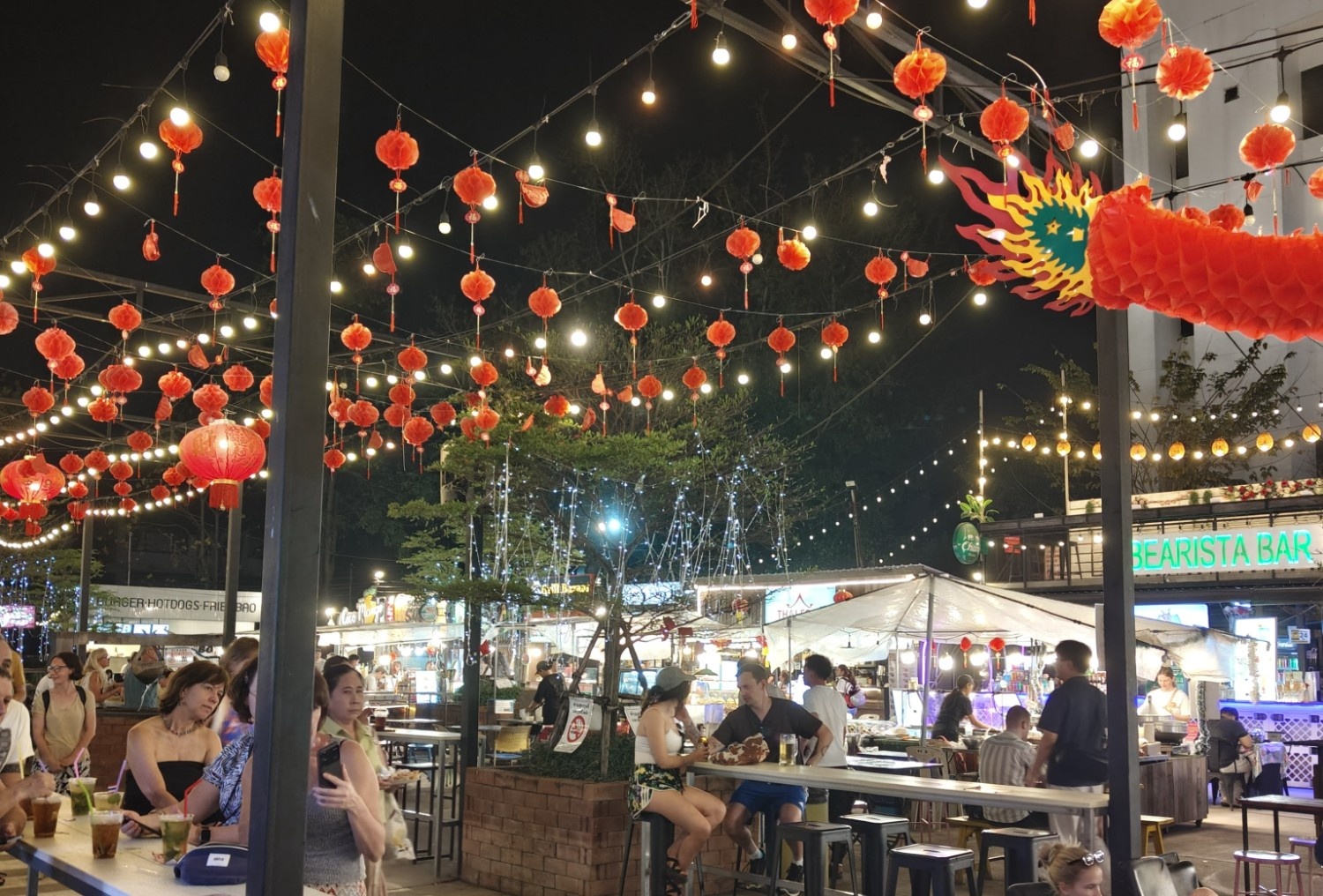 Večerna tržnica s hrano.