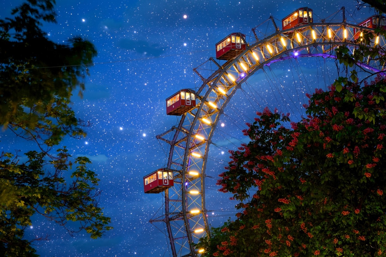 Vrtljivo kolo v zabaviščnem parku ponoči