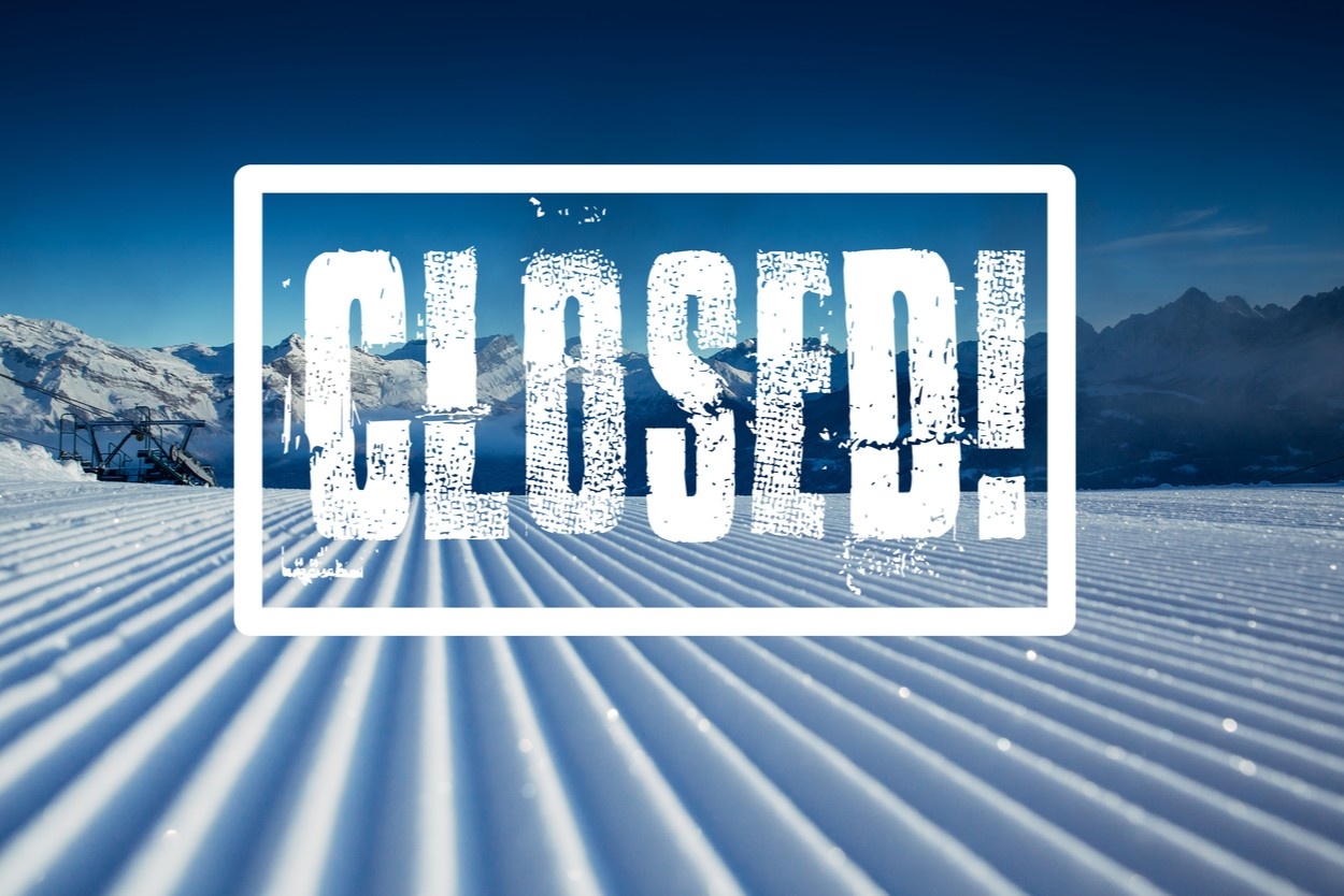 Slika smučišča z velikim napisom Closed