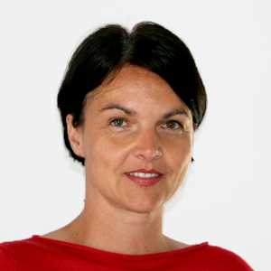 Fotografija Iris Vencelj - ženska s kratkimi črnimi lasmi, oblečena v rdečo majico