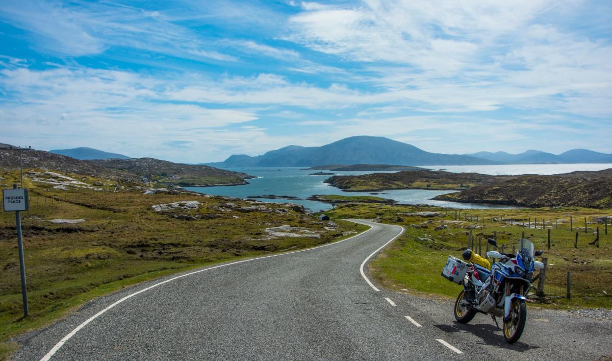 Motor parkiran zraven ceste, ki pelje proti morju.