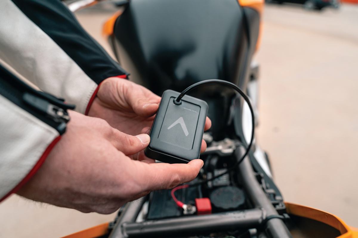 Oseba namešča Vigo za:varovanje motorja proti kraji na motor.