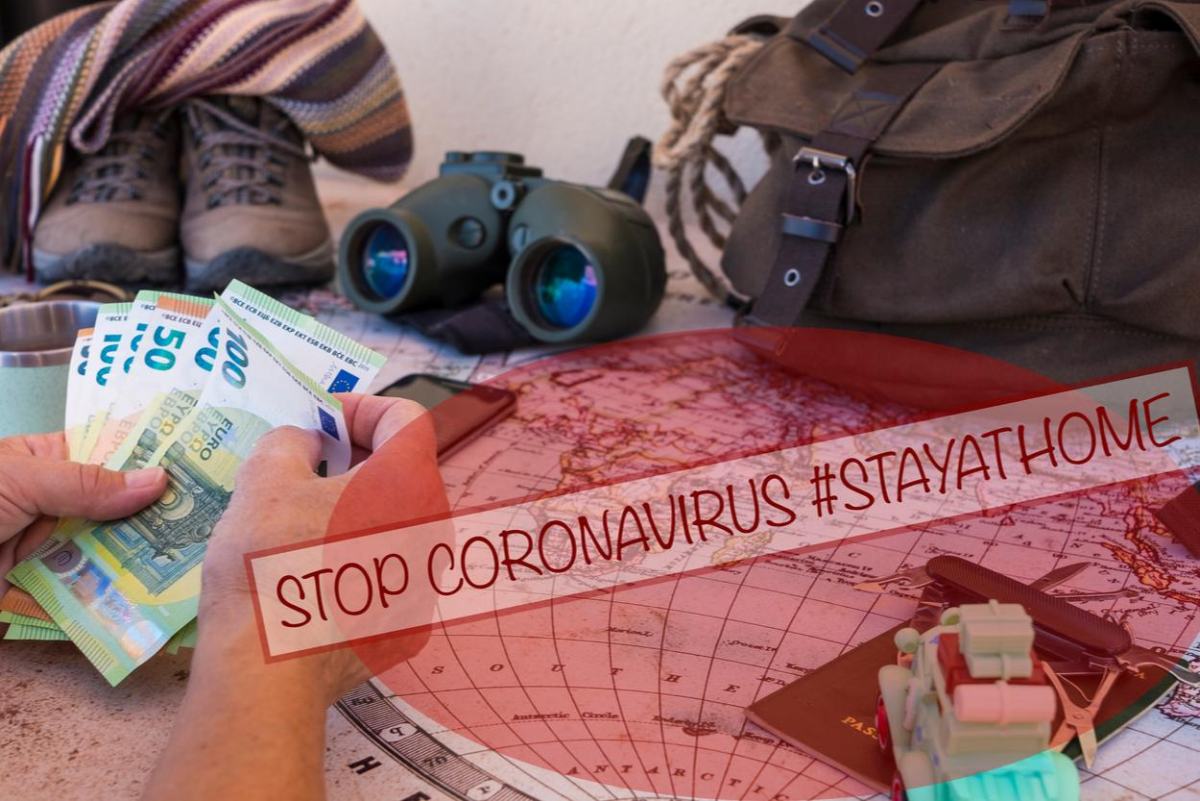 Oseba šteje denar in se pripravlja na potovanje, čez sliko je z rdečo napisano Stop coronavirus #stayathome