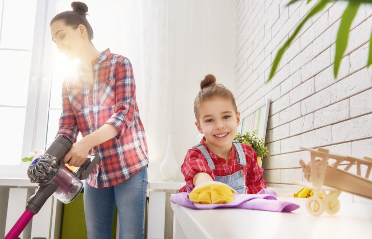 Mama in hčerka čistita stanovanje.