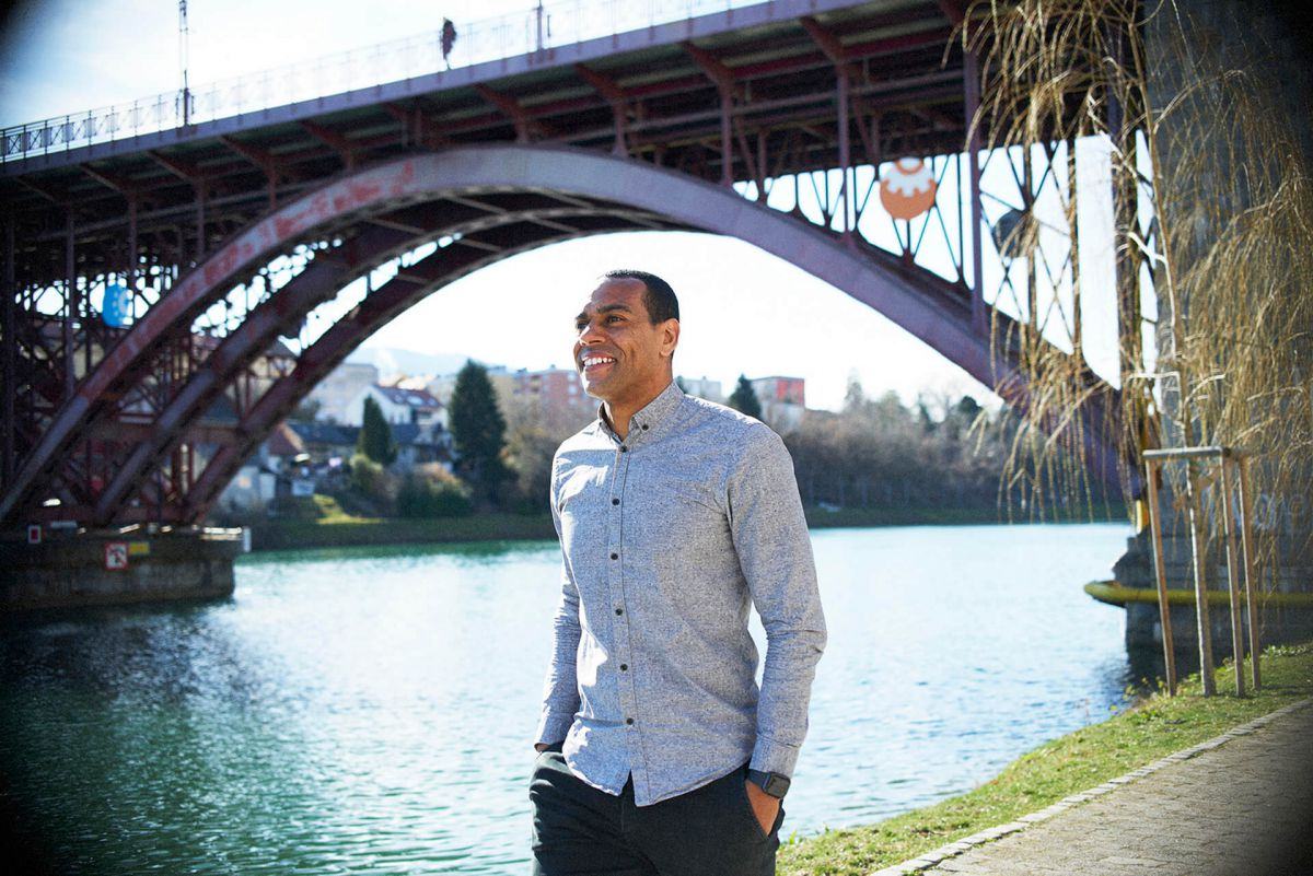 Nogometaš Marcos Tavares vesel hodi ob reki.