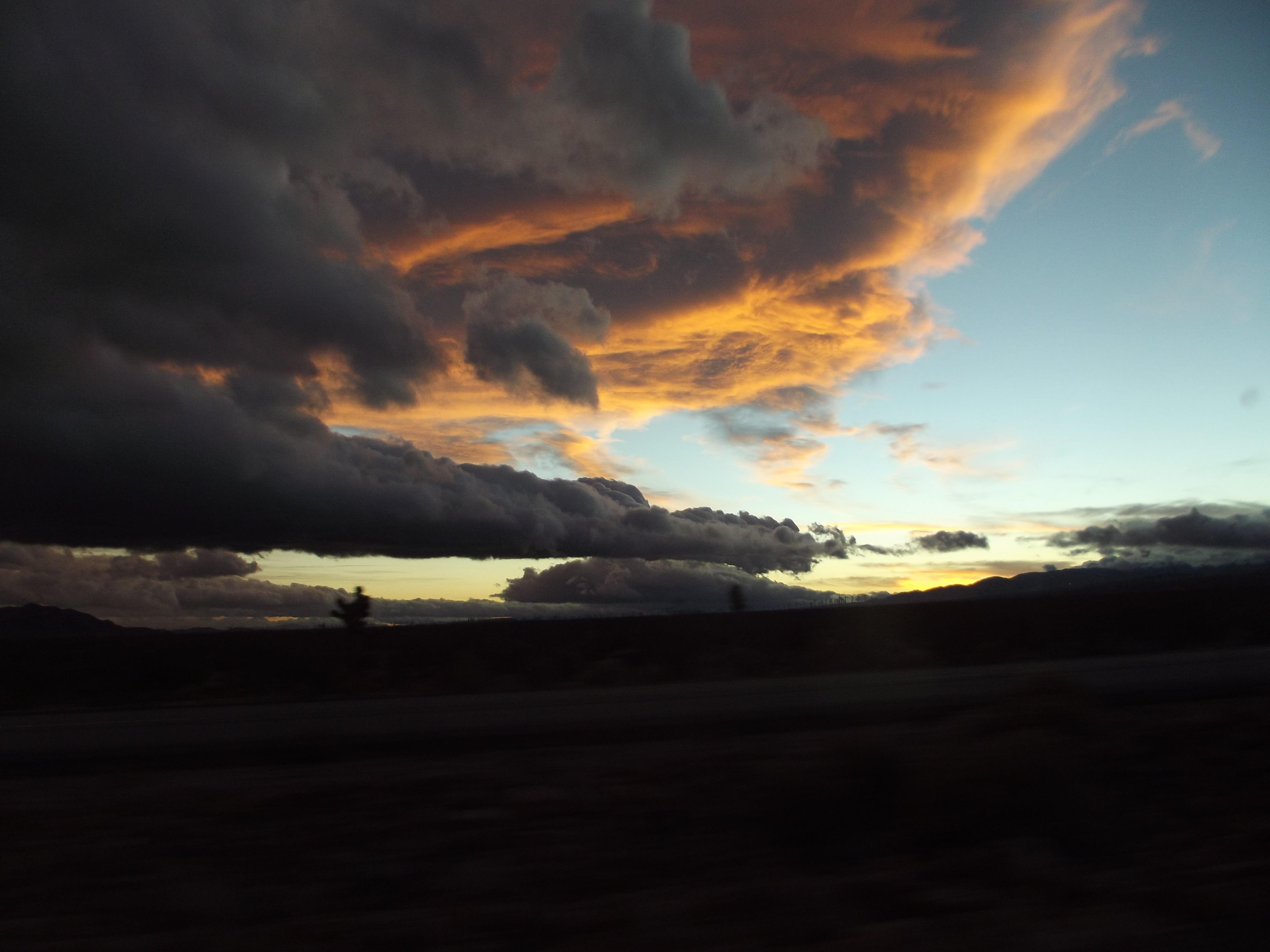 Nebo, ki se temni s prihajajočimi temnimi oblaki