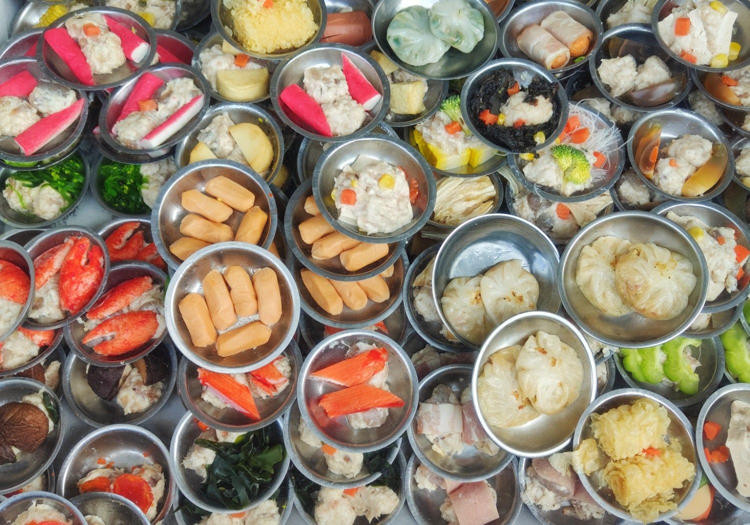 Kup majhnih skledic različnih azijskih jedi