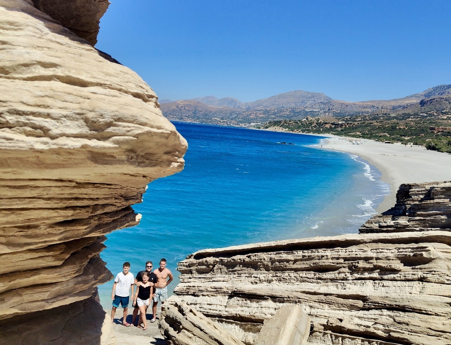 Družina se slika na plaži