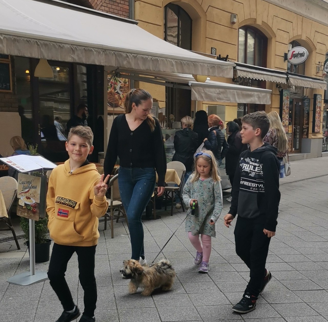 Mama in otroci s psom na počitnicah.