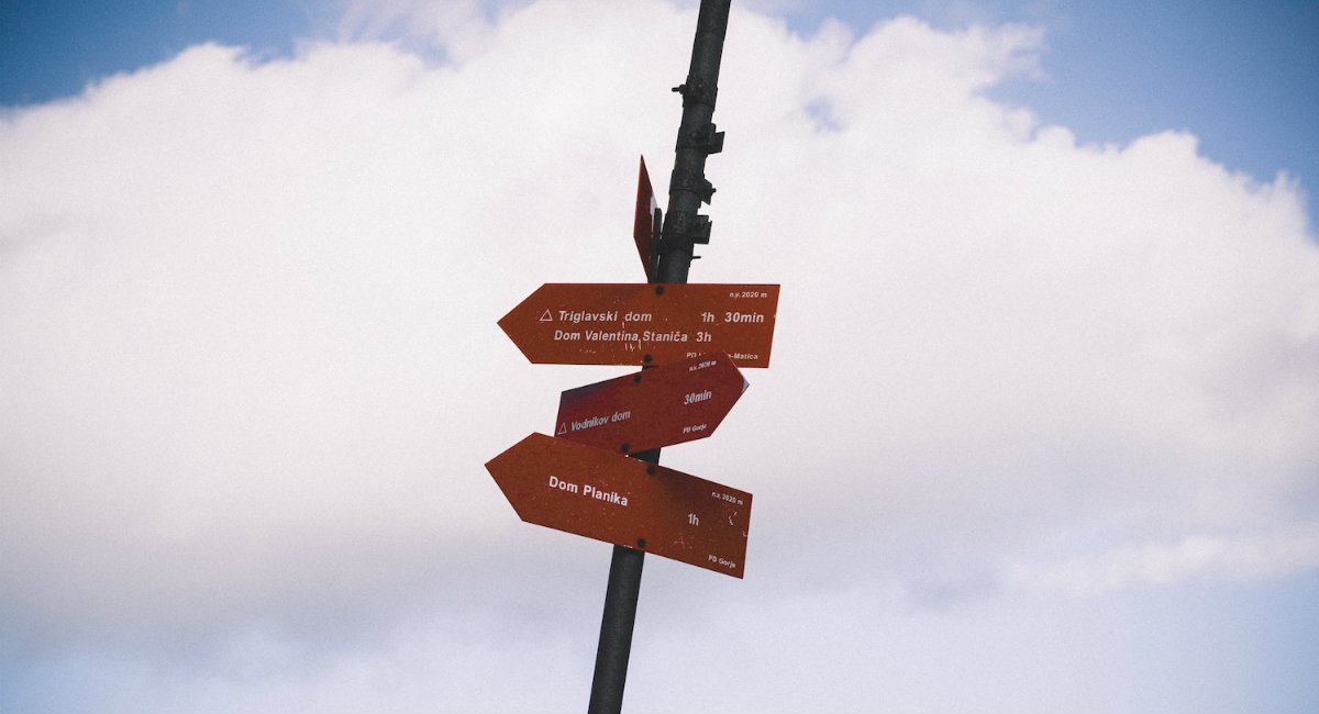 Rdeči smerokaz in v ozadju nebo.