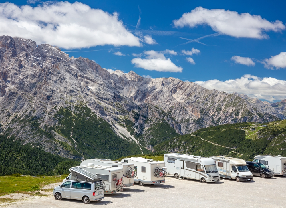 Več parkiranih avtodomov v dolomitih.