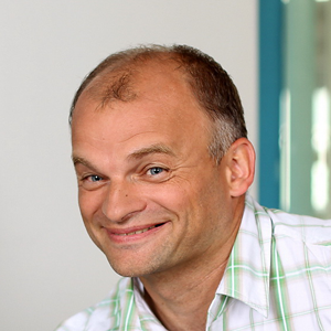 Mitja Ambruš je zaposlen v Zavarovalnici Sava, kjer skrbi za cenitve škod, likvidacije škodnih zahtevkov in zbiranje škodne dokumentacije.