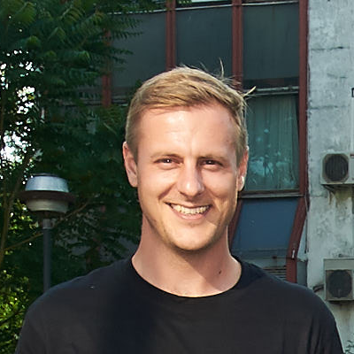 Nasmejan Miha Ernstschneider v črni majici