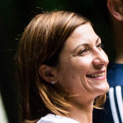 Tina Dragan je ženska s kratkimi rjavimi lasmi in dobre volje